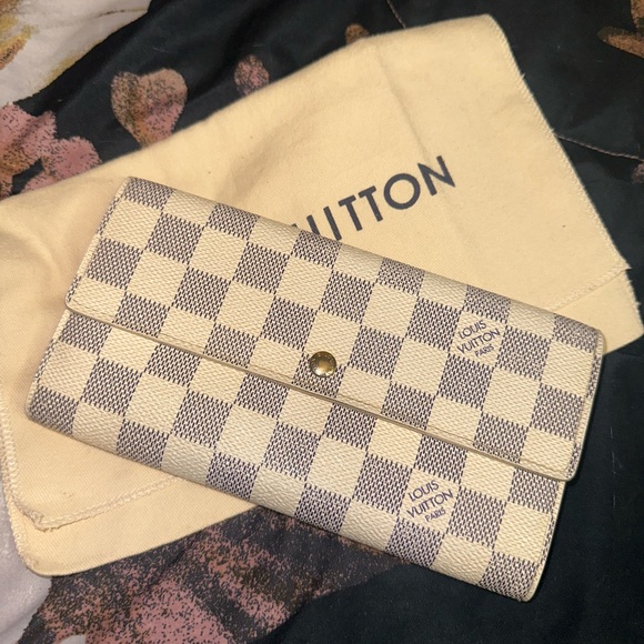 Louis Vuitton Handbags - ✨Louis Vuitton Damier Azur Sarah Wallet